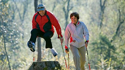 Christian Neureuther und Rosi Mittermaier beim Nordic-Walking