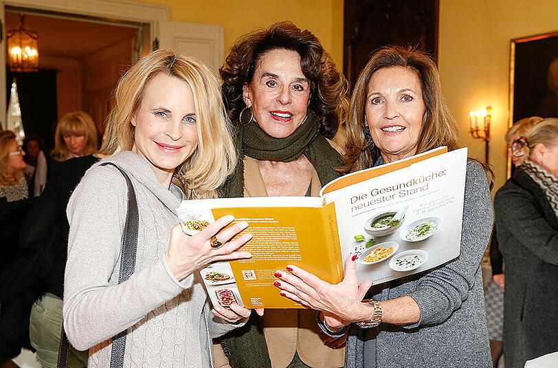 Beim Blättern (v. l.): Designerin Sonja Kiefer, Barbara Bagusat und Annette Schnell (Chemie).