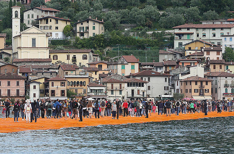 Christos Mammut-Installation "Floating Piers" ist fertig. Die beeindruckenden Bilder.