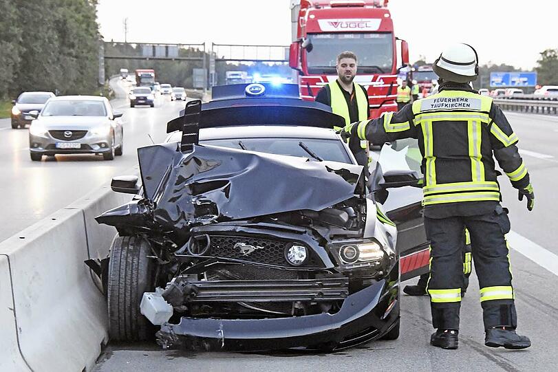 Der hochmotorisierte Mustang rammt den Fiat einfach von der Fahrspur.
