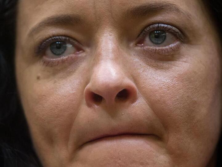 Die Angeklagte Beate Zschäpe sitzt auf der Anklagebank im Gerichtssaal. Foto: Peter Kneffel/dpa-Pool/dpa/Archivbild