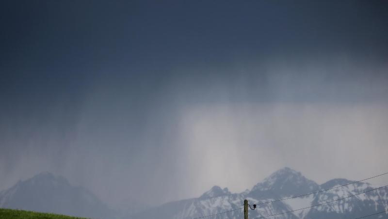 Wolken regnen am Alpenrand über den Bergen ab. Foto: Karl-Josef Hildenbrand/dpa/Symbolbild Wolken regnen am Alpenrand über den Bergen ab. Foto: Karl-Josef Hildenbrand/dpa/Symbolbild