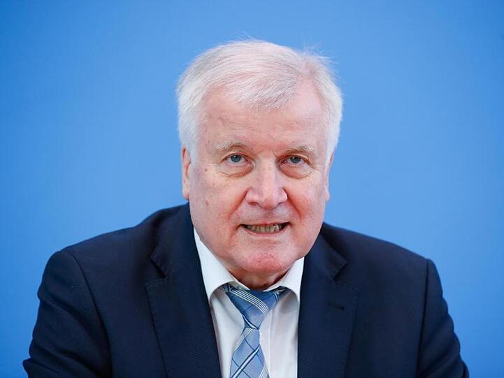Horst Seehofer (CSU) sitzt bei einer Pressekonferenz. Foto: Hannibal Hanschke/Pool/Reuters/dpa/Archivbild