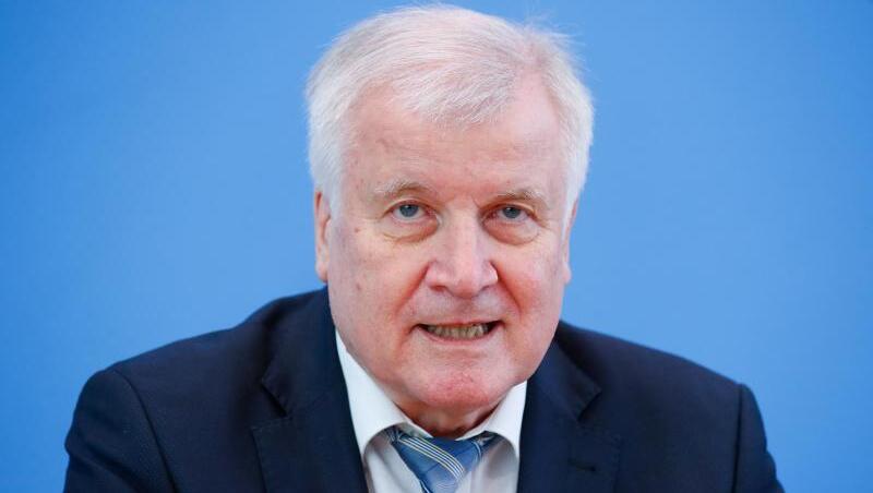 Horst Seehofer (CSU) sitzt bei einer Pressekonferenz. Foto: Hannibal Hanschke/Pool/Reuters/dpa/Archivbild Horst Seehofer (CSU) sitzt bei einer Pressekonferenz. Foto: Hannibal Hanschke/Pool/Reuters/dpa/Archivbild