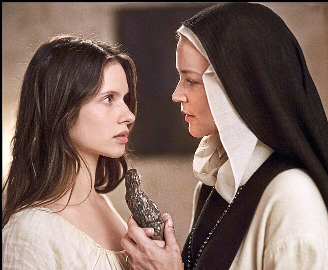 Dank einer Marienstatue können die Nonnen aus "Benedetta" (Daphné Patakia, Virginie Efira) Sex und Sakrileg verbinden.