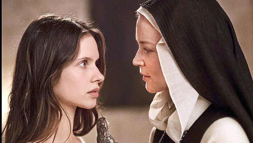 Dank einer Marienstatue können die Nonnen aus "Benedetta" (Daphné Patakia, Virginie Efira) Sex und Sakrileg verbinden. Dank einer Marienstatue können die Nonnen aus "Benedetta" (Daphné Patakia, Virginie Efira) Sex und Sakrileg verbinden.