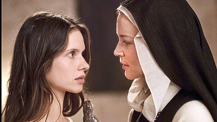 Dank einer Marienstatue können die Nonnen aus "Benedetta" (Daphné Patakia, Virginie Efira) Sex und Sakrileg verbinden.