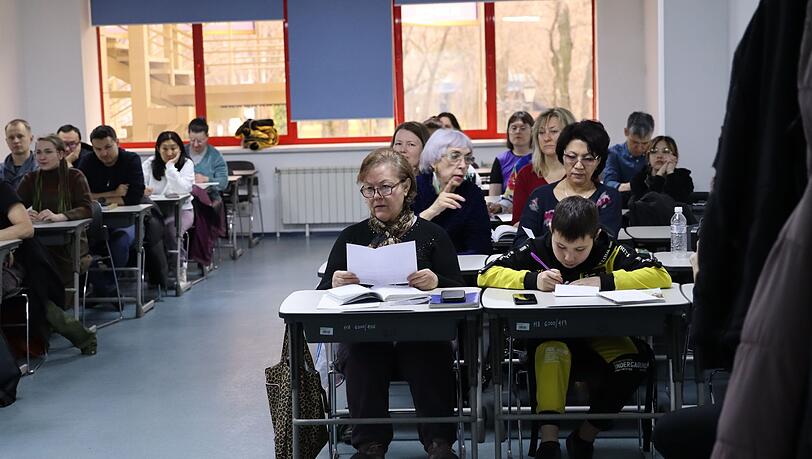 Menschen nehmen an einem Kasachisch-Sprachkurs in der Stadt Almaty teil.