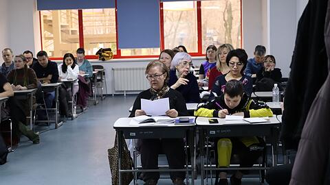 Menschen nehmen an einem Kasachisch-Sprachkurs in der Stadt Almaty teil.