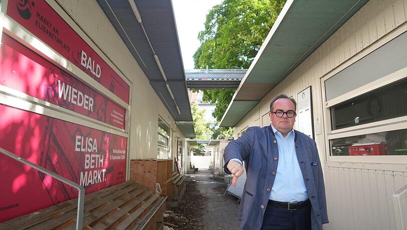 Hier steht OB-Kandidat Clemens Baumgärtner (CSU) auf der Sackgasse am Elisabethmarkt, um die es geht. Die weißen Interimscontainer der Markthändler werden nicht mehr gebraucht, stehen aber noch immer auf dem Nordstück der Arcisstraße. Hier steht OB-Kandidat Clemens Baumgärtner (CSU) auf der Sackgasse am Elisabethmarkt, um die es geht. Die weißen Interimscontainer der Markthändler werden nicht mehr gebraucht, stehen aber noch immer auf dem Nordstück der Arcisstraße.