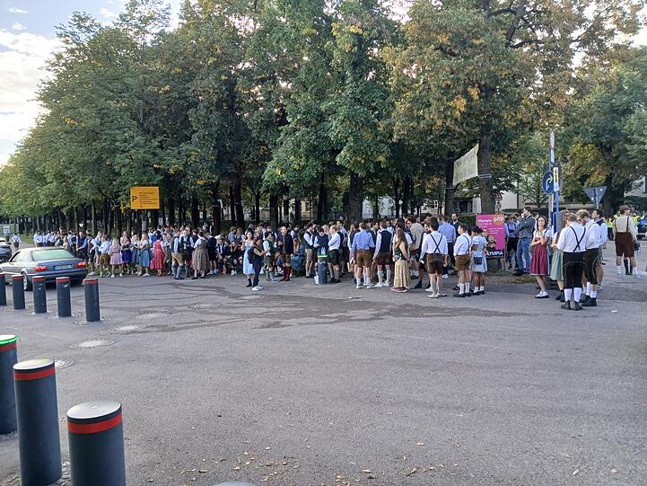 An der Poccistraße stehen sie auch schon.