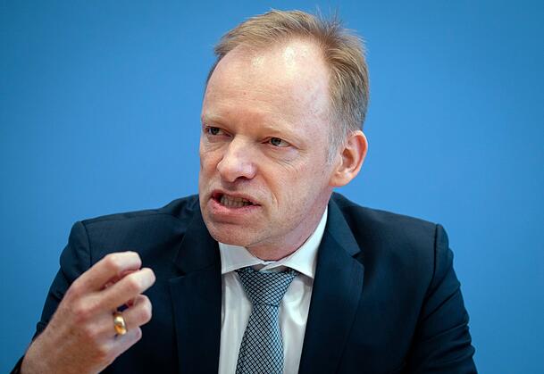 Ifo-Pr&auml;sident Clemens Fuest h&auml;lt wenig von einem m&ouml;glichen Tankrabatt. (Archivbild)