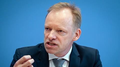 Ifo-Pr&auml;sident Clemens Fuest h&auml;lt wenig von einem m&ouml;glichen Tankrabatt. (Archivbild)