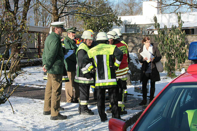 Aufruhr in Grafing: An einem Gymnasium gingen mehrere Bombendrohungen ein. Das Gebäude und die nähere Umgebung wurden am Montagvormittag evakuiert, Polizei und Feuerwehr suchten mit einem Spürhund nach einer möglichen Sprengstoffladung.