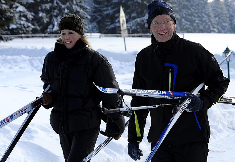 Bundespräsident Christian Wulff und Ehefrau Bettina: in Langlaufausrüstung beim Kurzurlaub im Thüringer Wald.