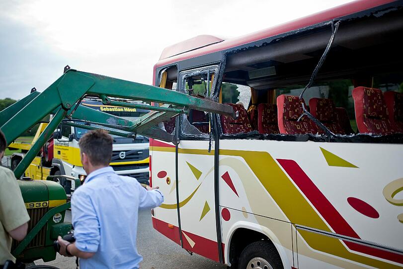 Tragischer Unfall im Nürnberger Land: Ein 13-Jähriger stirbt, als ein Traktor mit einem Schulbus zusammenstößt.