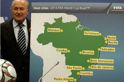 FIFA-Präsident Joseph S. Blatter vor einer Brasilien-Karte mit den Austragungsorten der Fußball-Weltmeisterschaft 2014.