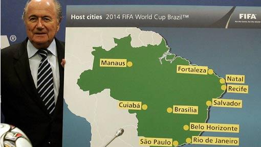 FIFA-Präsident Joseph S. Blatter vor einer Brasilien-Karte mit den Austragungsorten der Fußball-Weltmeisterschaft 2014. FIFA-Präsident Joseph S. Blatter vor einer Brasilien-Karte mit den Austragungsorten der Fußball-Weltmeisterschaft 2014.