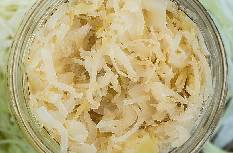 Ein offenes Glas mit Sauerkraut (Symbolbild).