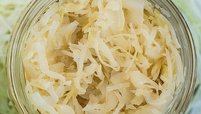 Ein offenes Glas mit Sauerkraut (Symbolbild). Ein offenes Glas mit Sauerkraut (Symbolbild).