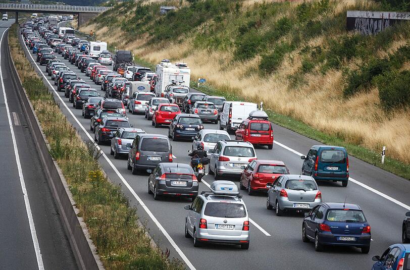 Zur Ferienzeit haben Staus Hochkonjunktur: Autofahrer müssen dann einen kühlen Kopf bewahren und einige Regeln beachten.