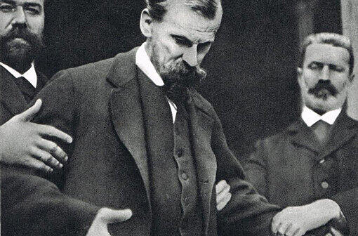 Der kranke König Otto I, wird von dem Psychiater Dr. Franz Carl Müller (links) und einem Pfleger betreut.