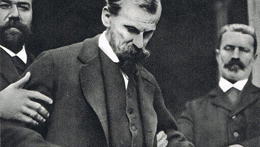 Der kranke König Otto I, wird von dem Psychiater Dr. Franz Carl Müller (links) und einem Pfleger betreut. Der kranke König Otto I, wird von dem Psychiater Dr. Franz Carl Müller (links) und einem Pfleger betreut.
