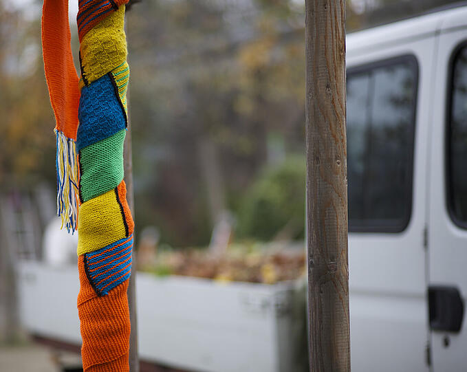 Seit Mittwoch ist Untergiesing ein bisschen bunter - dank der gestrickten Kunstaktion "BunterGiesing".