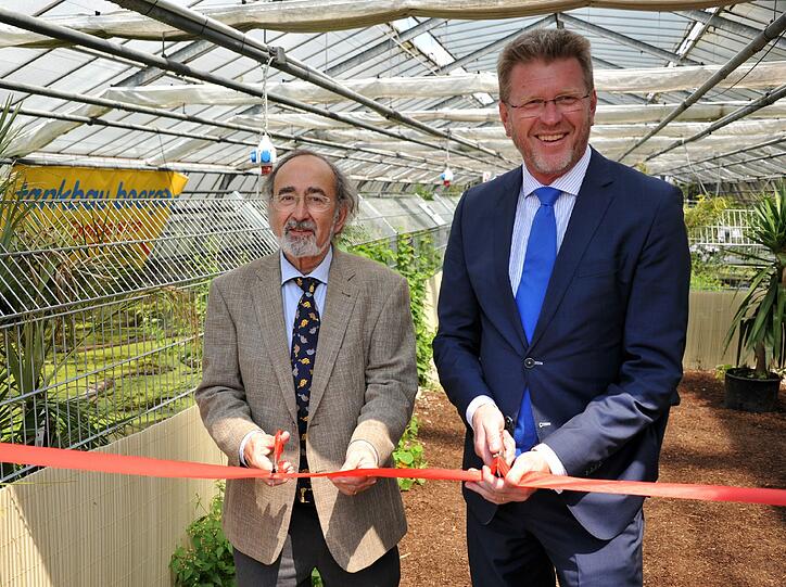 Bayerns Umweltminister Marcel Hunber (r.) und Rudolf Hoffmann, Vorstandsvorsitzender des Vereins "Auffangstation für Reptilien, München", eröffnen die Anlage.