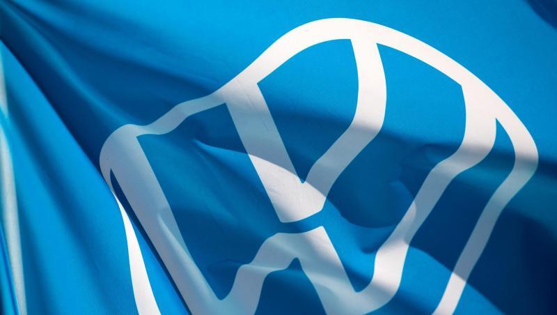 Eine Fahne mit dem VW-Logo weht im Fahrzeugwerk von Volkswagen in Zwickau. Eine Fahne mit dem VW-Logo weht im Fahrzeugwerk von Volkswagen in Zwickau.
