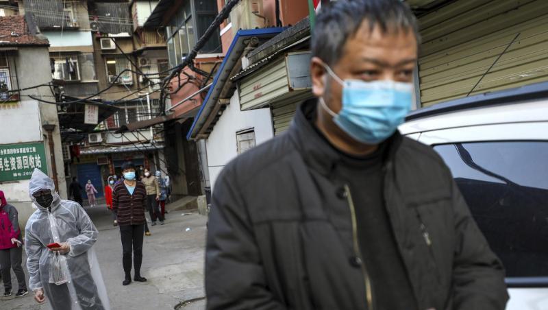 Menschen halten Abstand, während sie in Wuhan für Schweinefleisch anstehen. Menschen halten Abstand, während sie in Wuhan für Schweinefleisch anstehen.