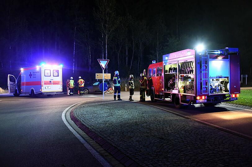 Die alarmierte Feuerwehr Aich richtete zunächst eine Vollsperre ein, leuchtete die Einsatzstelle aus und unterstützte den Rettungsdienst.