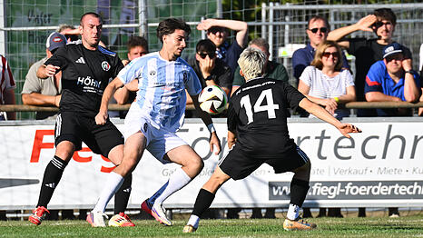 Sechzigs Cristian Leone im Zweikampf mit Carlos Schepl.