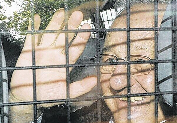 Er winkt viel, aber sagt nichts: Karl-Heinz Schreiber gestern im Gefangenentransporter auf dem Weg zum Landgericht Augsburg.ddp