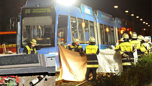 Feuerwehrkräfte beim Einsatz in der Dachauer Straße. An der Unfallstelle liegen Bierflaschen (kleines Bild). Feuerwehrkräfte beim Einsatz in der Dachauer Straße. An der Unfallstelle liegen Bierflaschen (kleines Bild).
