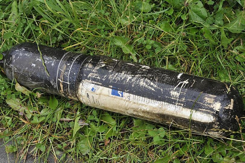 Diese verkohlte Sauerstoff-Flasche fanden die Einsatzkräfte im Gras. Andreas T. zündete offenbar ein Benzin-Gas-Gemisch.