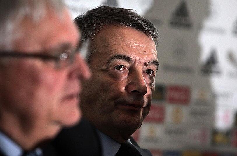 Die Lage von DFB-Boss Wolfgang Niersbach ist weiter prekär.