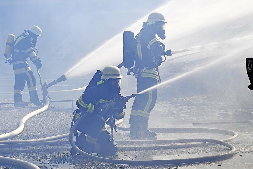 Die Bilder vom Großbrand in der Lagerhalle in Haimhausen.