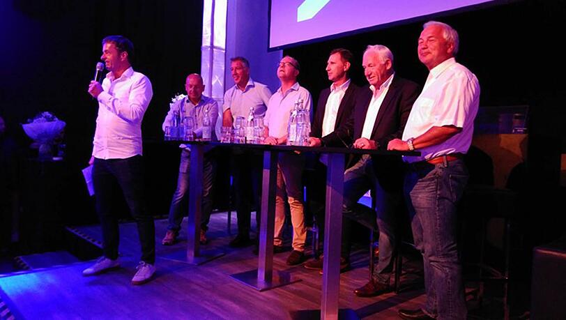 Das Team Profifußball: Klaus Ruhdorfer (li.), Thomas Hirschberger (2.v.li.) und die weiteren Mitglieder. Das Team Profifußball: Klaus Ruhdorfer (li.), Thomas Hirschberger (2.v.li.) und die weiteren Mitglieder.