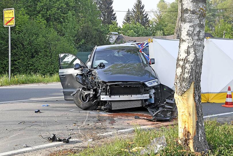Schlimmer Unfall in Oberhaching: Eine 82-Jährige wurde am Freitag mit ihrem Audi gegen einen Baum geschleudert und erlag noch am Unfallort ihren Verletzungen. Die Bilder vom Einsatz.