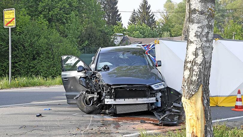 Schlimmer Unfall in Oberhaching: Eine 82-Jährige wurde am Freitag mit ihrem Audi gegen einen Baum geschleudert und erlag noch am Unfallort ihren Verletzungen. Die Bilder vom Einsatz. Schlimmer Unfall in Oberhaching: Eine 82-Jährige wurde am Freitag mit ihrem Audi gegen einen Baum geschleudert und erlag noch am Unfallort ihren Verletzungen. Die Bilder vom Einsatz.