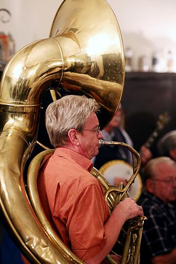 Was für ein Instrument: Ulrich Rau am riesigen Sousaphon. Es ist gar nicht so einfach, dieses Trumm hochzuheben.