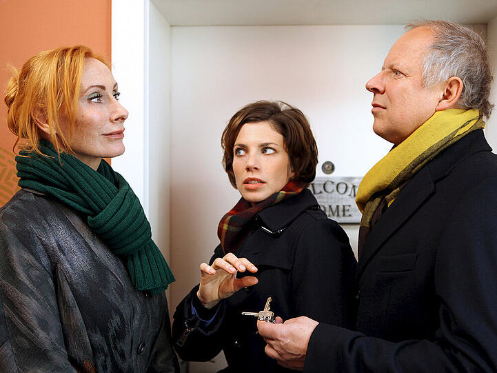 Was verheimlichen Sandra (Anna Rot) und Hans (Axel Milberg, r.) vor Mutter Iris (Andrea Sawatzki, li.)?