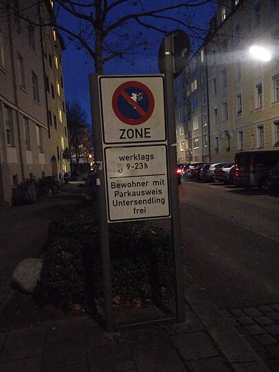 Ein solches Schild hat der Unfallverursacher umgefahren, es traf beim Umfallen eine Seniorin am Kopf.