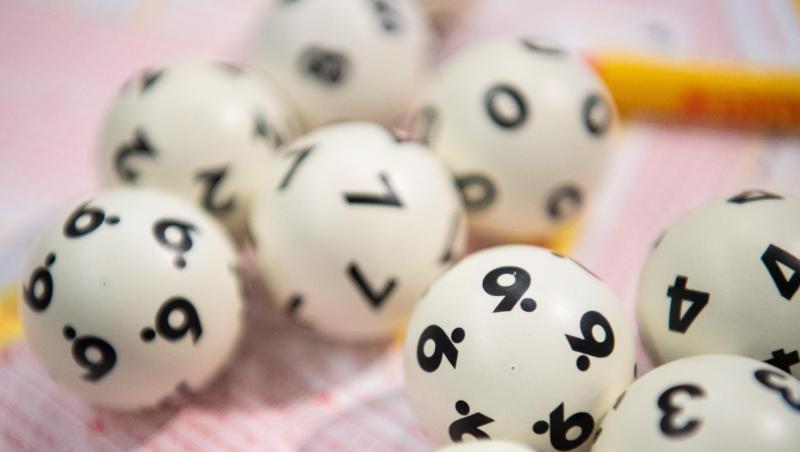 Lotto-Kugeln liegen auf einem Lottoschein. Foto: Tom Weller/dpa/Archivbild Lotto-Kugeln liegen auf einem Lottoschein. Foto: Tom Weller/dpa/Archivbild