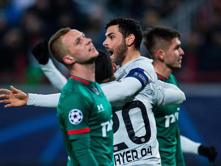 Kevin Volland (r) und Charles Aranguiz durften schon früh die Bayer-Führung in Moskau feiern.