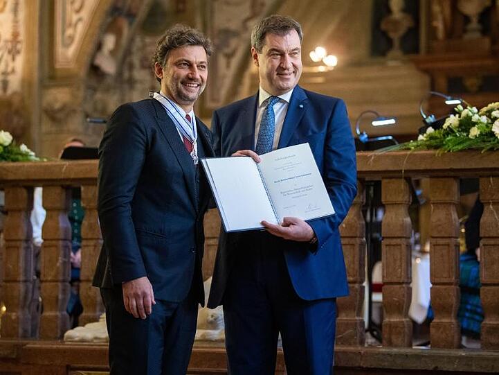 Jonas Kaufmann (l), Kammersänger, steht bei der Verleihung des Maximiliansordens neben Markus Söder (CSU), Ministerpräsident von Bayern. Foto: Lino Mirgeler