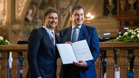 Jonas Kaufmann (l), Kammersänger, steht bei der Verleihung des Maximiliansordens neben Markus Söder (CSU), Ministerpräsident von Bayern. Foto: Lino Mirgeler
