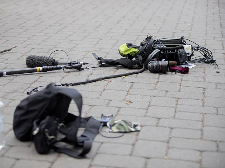 Die Ausrüstung eines Kamerateams liegt nach einem Überfall auf ein ZDF-Teams zwischen Alexanderplatz und Hackescher Markt auf dem Boden.