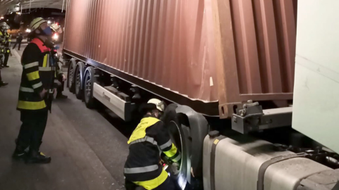 Erst als die Feuerwehr die Luft aus den Reifen ließ, ließ sich der Lkw wieder bewegen.
